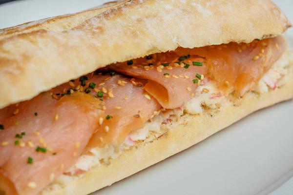 Sandwich cu Somon Afumat si Surimi